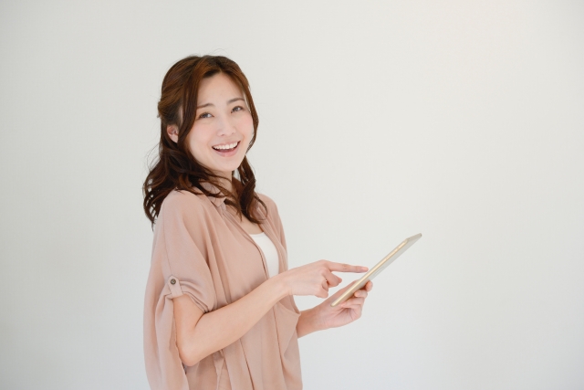タブレットを持つ女性
